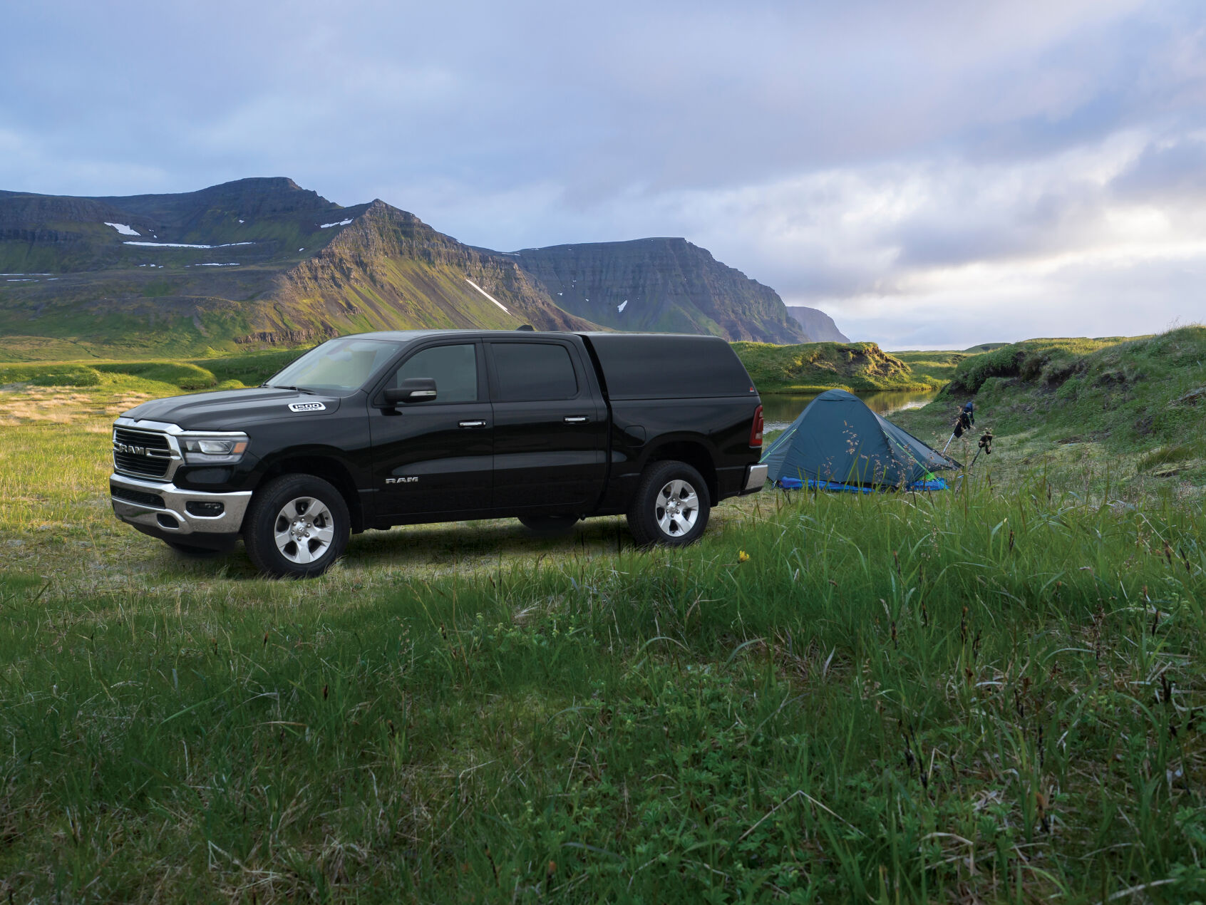 images_ePIM_original_Leer-100S-Ram-1500-2018-Black-DS-3-4-Front-Optsides_w1870_h1270_q80_t1742424870.avif