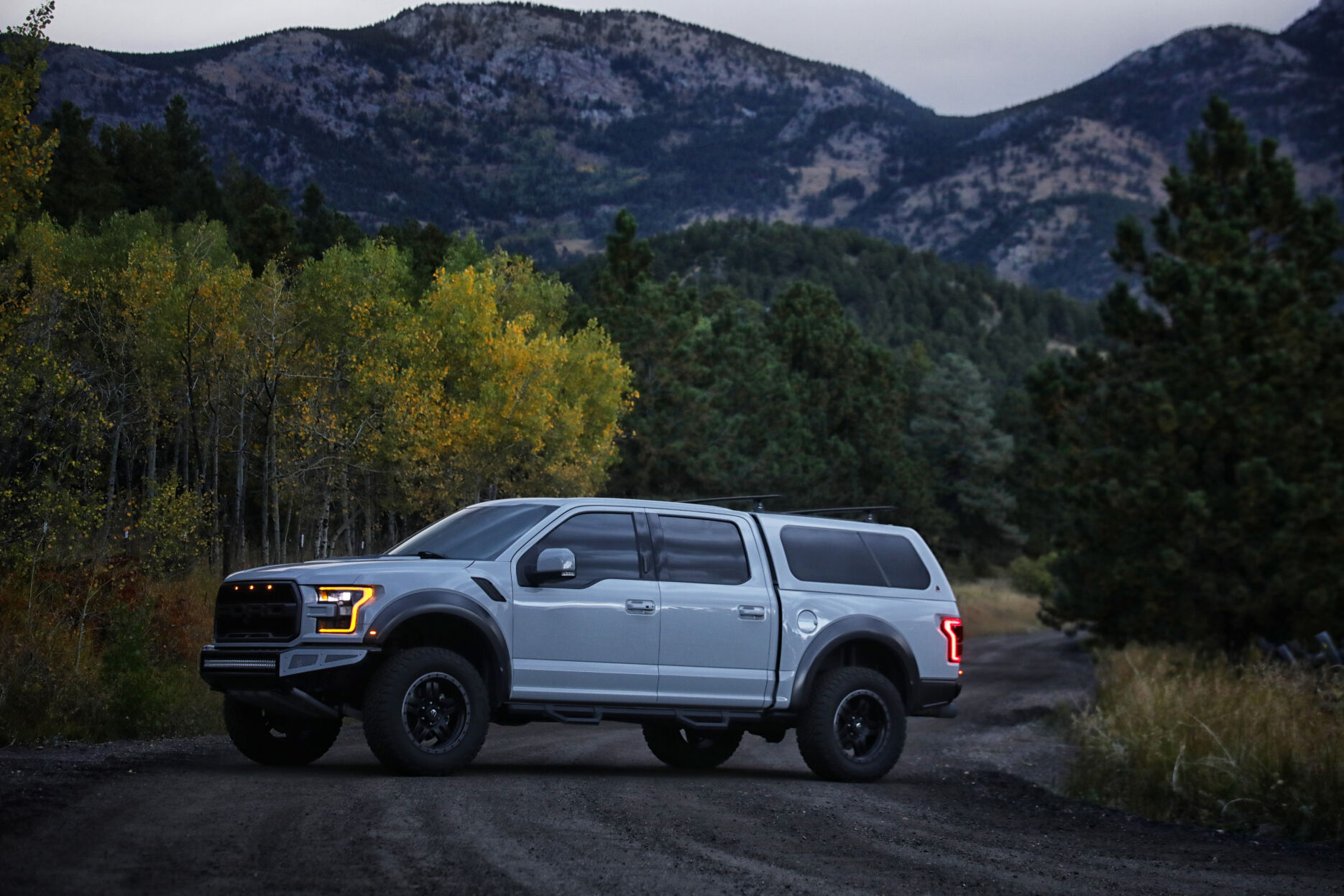 images_ePIM_original_Leer-100XL-Ford-2020-Silver-DS-Profile-Mountains_w1870_h1270_q80_t1742424669.avif